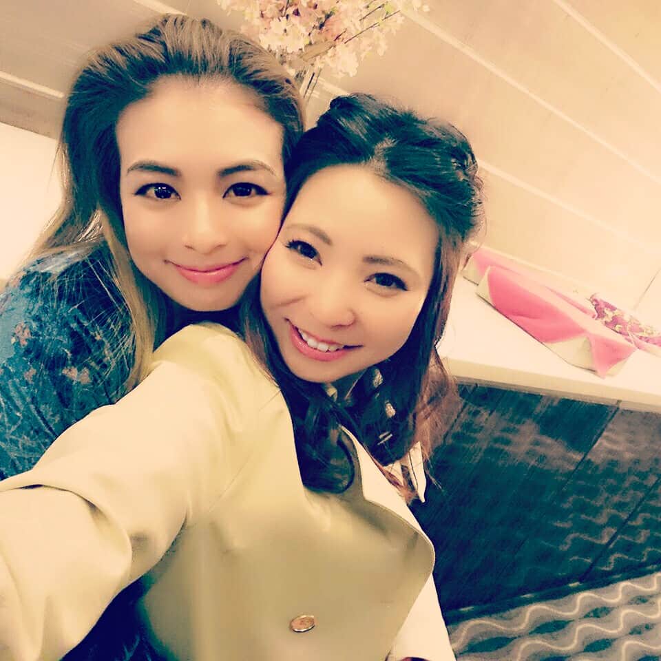 藤倉幸子のインスタグラム：「楽し過ぎた❤ 旦那さんの友達カップルの結婚式の二次会。 おめでとう㊗️幸せだね👏🏻 加奈も後々合流してくれた☺️ 本当におめでとう🥂  加奈と写真撮り忘れた。。 みんな大好き❤」
