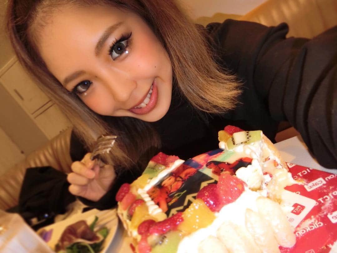 Linaのインスタグラム：「過激の皆様からケーキ貰いました😭🎂 終わってからかなちゃんとぺろり😋🍴 美味しすぎた🍰❤幸せーー❤ 本当にありがとうございます😭💜❤️ 🎂🍰🎂🍰🎂🍰🎂🍰 #cjd過激応援団 #いつもありがとうございます #cyberjapandancers #サイバージャパン #birthdaycake #happy #🎂 #」
