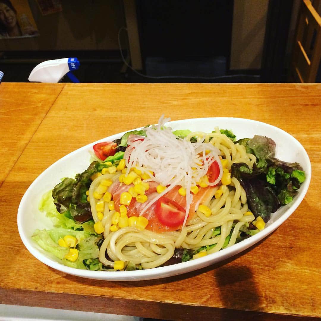 知床漁場明石桜町店のインスタグラム：「激ウマ！！！😍😍😍 北海道知床名物海鮮ラーメンサラダ🍜🌽🌽🌽 もちもち麺にシャキシャキサラダに新鮮な海の幸☺️☺️💕 奇跡のコラボです☺️💕 大変人気の商品です！！ 1度お食べください😍😍 #明石#北海道#知床#漁場#知床漁場#名物#ラーメンサラダ#ラーメン#サラダ#サーモン#🐟#駅チカ#居酒屋#飲み放題#海鮮」