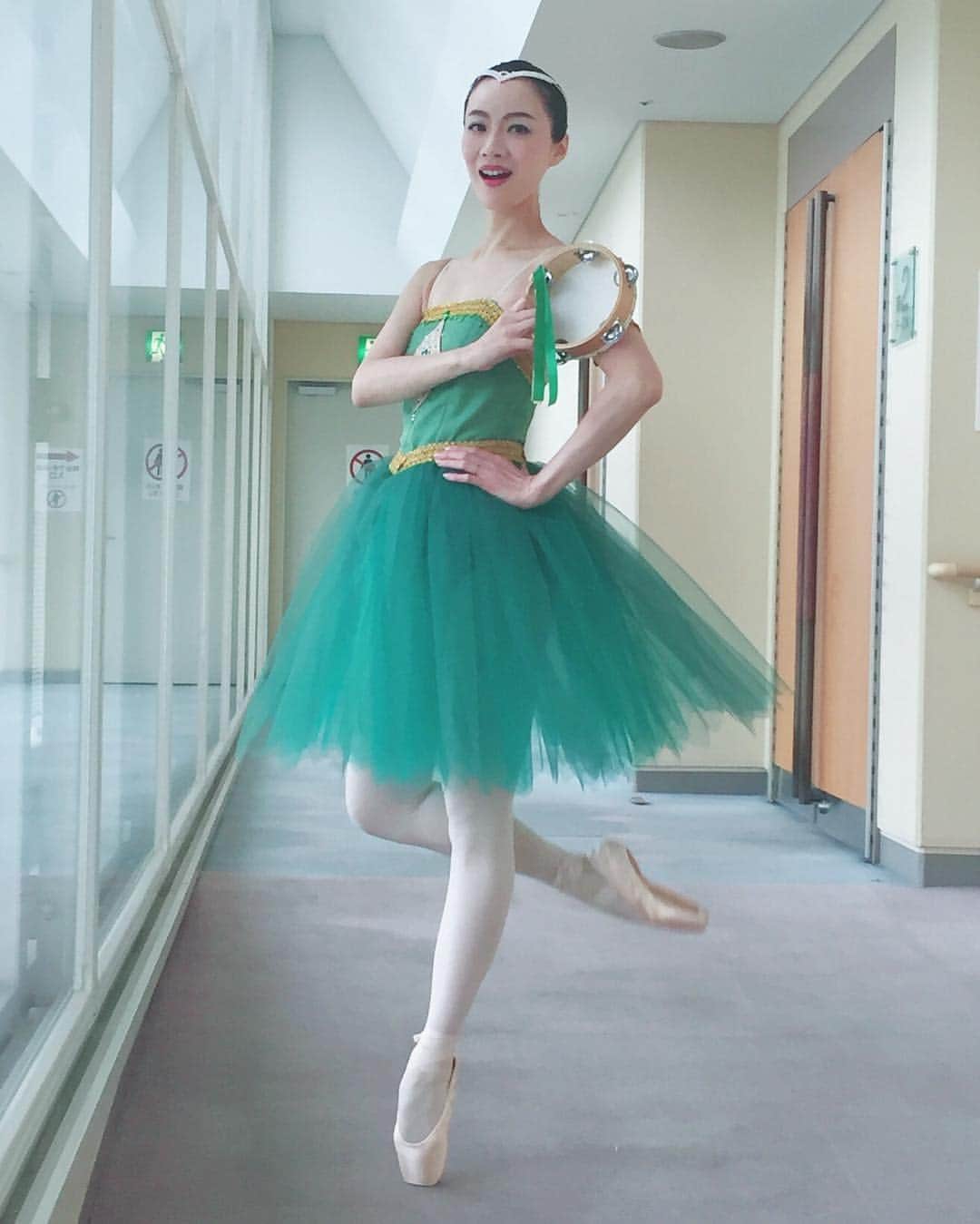 樹神さんのインスタグラム写真 - (樹神Instagram)「小学生のバレエ友達に「ティンカーベルみたい！」と好評だった衣装は先生のお手作り！  スカートの長いこういう衣装はロマンチックチュチュと言います。  悲恋の踊り子、エスメラルダを踊りました。  #バレエ#発表会#エスメラルダ#ロマンチックチュチュ#ballet#recital#esmeralda#romantic#tutu#green#tambourine」3月27日 11時21分 - kotamaofficial
