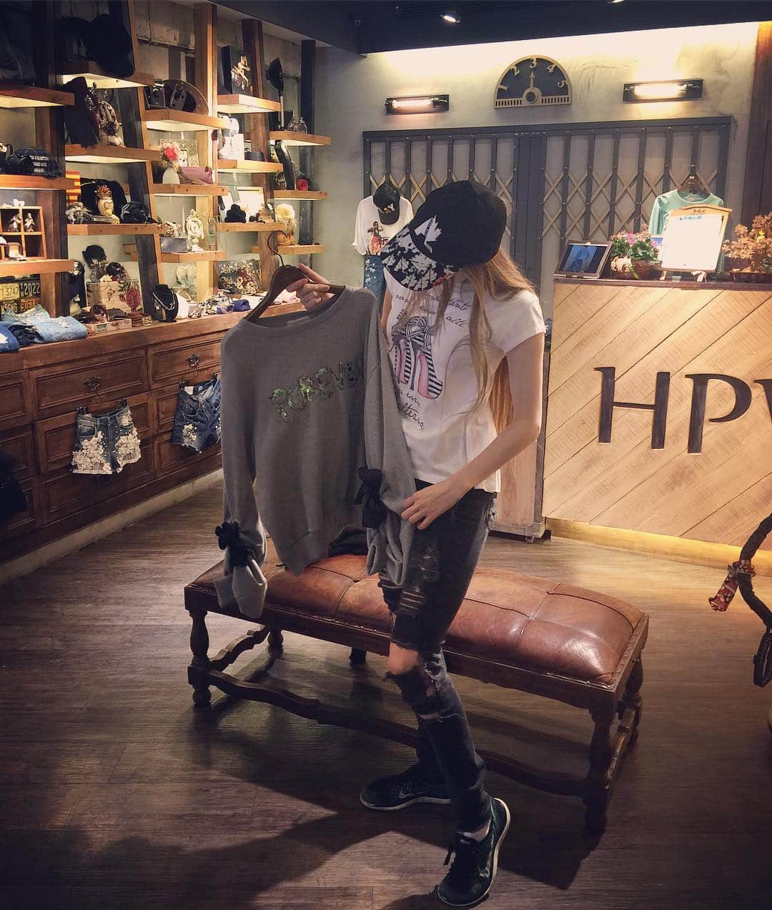 アンジェリーク・アバチキナのインスタグラム：「Shopping 💁🏼✌🏼🌆#Taipei #shopping #visiting #shop #store #happiness #jwc2017」