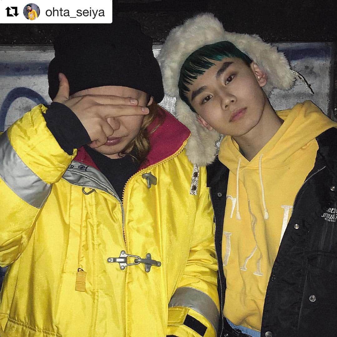ロザッチのインスタグラム：「本日サンニブ原宿店の太田晴也が卒業しました。一緒に仕事が出来て、本当に幸せでした。こんなかっこいい男の人生の一部に少しでもなれて、すごく嬉しく思います。ありがとう。これからも大切な大切なかわいいかわいい仲間です。大好き！ そして、これから太田晴也に関わって下さる方々、何卒よろしくお願いいたします。  #Repost @ohta_seiya ・・・ 本日サントニブンノイチ最後の出勤でした。  初めてロザッチさん出会ったのは一昨年の今頃。 原宿店ができて2日目にぷらっと友達の付き添いで行ったのがキッカケでした。 この子は誰だとすごく興味を持ってくれて、Twitterに載せた１つのスタイリングの写真が決め手となって、次の日からお店のスタッフになる事に。  そんなこんなでいろんなことがありました。 いろんな事を学びました。  ロザッチさん。ファッションから人間性まで色んなことを僕に教えてくれました。育ててくれました。  一時期はお店の役に立てなくて本気で自らやめる宣言したこともありました。 そのときに誰がなんと言おうと本気でいちばんに止めてくれたのもロザッチさんでした。  今日もお店を卒業するとなって誰よりも泣いて下さったのもロザッチさんでした。  ロザッチさんの人望の厚さは、そういう人を一人一人大切にしてくれるところにあるんだと最後の最後で改めて感じました。  全てにおいてこの2年近く、ロザッチさんに育てられて来た。そんな感じがしますよ。  まだまだ未熟な僕です。これからも忘れないで下さい。相談に乗って下さい。 自分の人生に大きく関わってくれた方として。本当にありがとうございます。  終わりみたいになってますが、これからもよろしくお願いします。尊敬してます。」