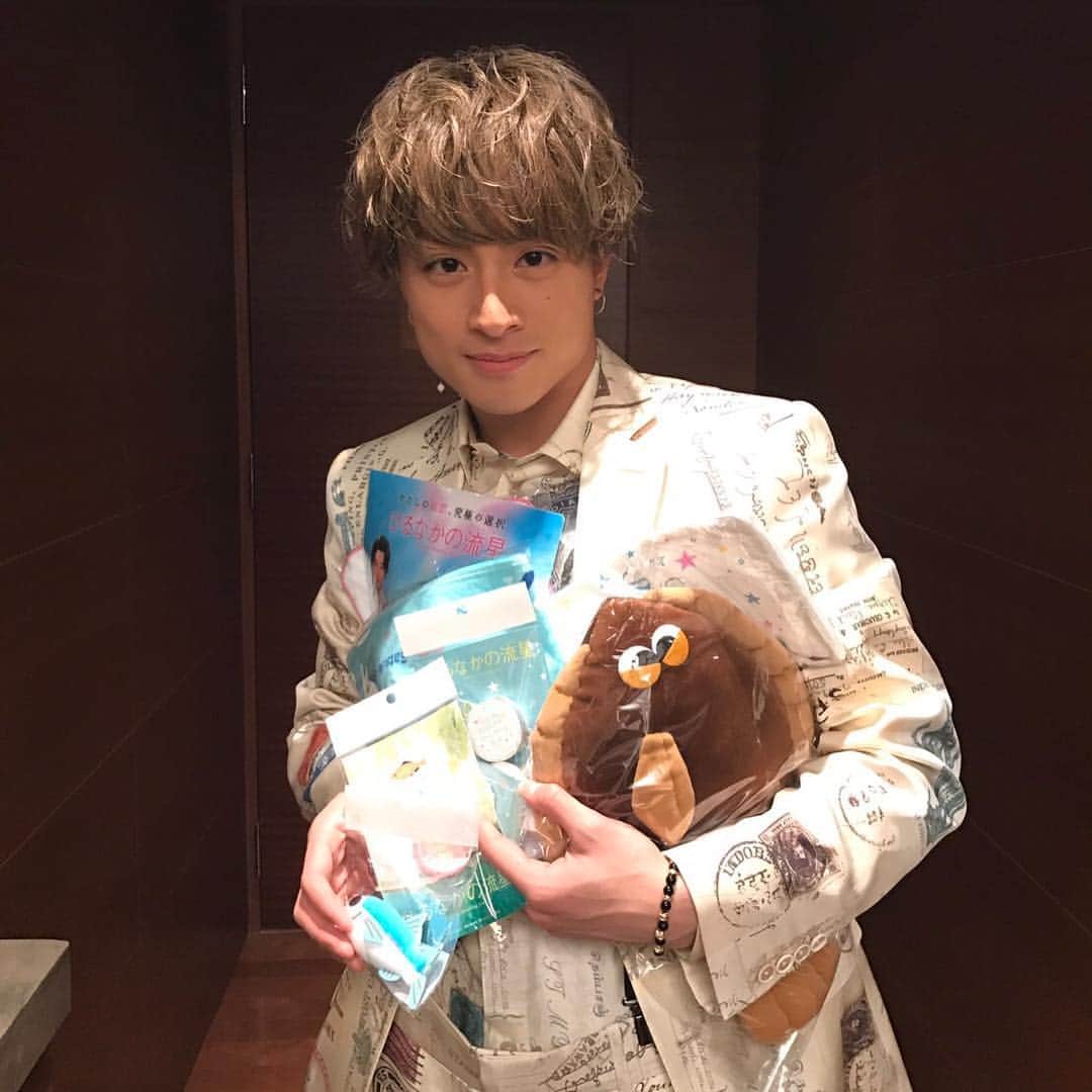 映画「ひるなかの流星」のインスタグラム：「‪すずめちゃん使用モデルのヒラメクッション、こはだちゃんマスコットなどの劇中登場グッズが「フジテレビe!ショップ」にて絶賛販売中🐟💫‬ ‪馬村も持ちきれない豊富なラインナップです😎😎‬ ‪詳しくは映画公式サイト下部にあるリンクより✨ ‪#ひるなかの流星 #白濱亜嵐‬」