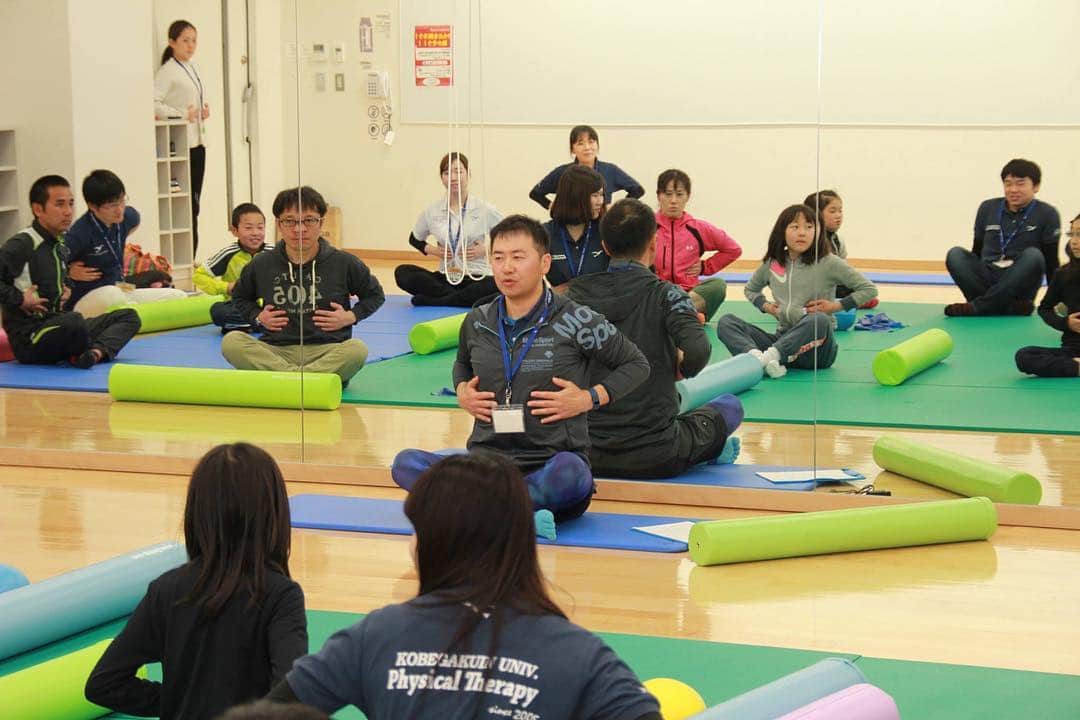 神戸学院大学さんのインスタグラム写真 - (神戸学院大学Instagram)「ポーアイキャンパスで「KOBEこども大学」を開催しました  小学生とその保護者を対象にした体験型講座「KOBEこども大学　からだを知ろう！動かそう！」を3月25日、ポートアイランドキャンパスで開催。7組の親子が参加しました。前半は総合リハビリテーション学部理学療法学科の小形晶子先生が「骨格模型で学ぶ骨や関節が動く仕組み」のテーマで講義。等身大の骨格模型を見ながら、ばらばらになった骨の模型を頭蓋骨から順に並べたり、骨の名前を学びました。その後、大久保吏司先生が「親子でピラティス」を開催。ストレッチポールやボールを使って体を動かしました。講座では、理学療法学科の兼田篤杜さん、小西皐大さん、高橋真穂さん、吉田紳哉さん、桑原史帆さん(いずれも2年次生)と、22日に卒業したばかりの寺井恵里さんがアシスタントを務めました。 #神戸学院大学 #神戸学院 #ポートアイランドキャンパス #KOBEこども大学 #総合リハビリテーション学部 #理学療法学科」3月27日 9時29分 - kobegakuin_university_koho