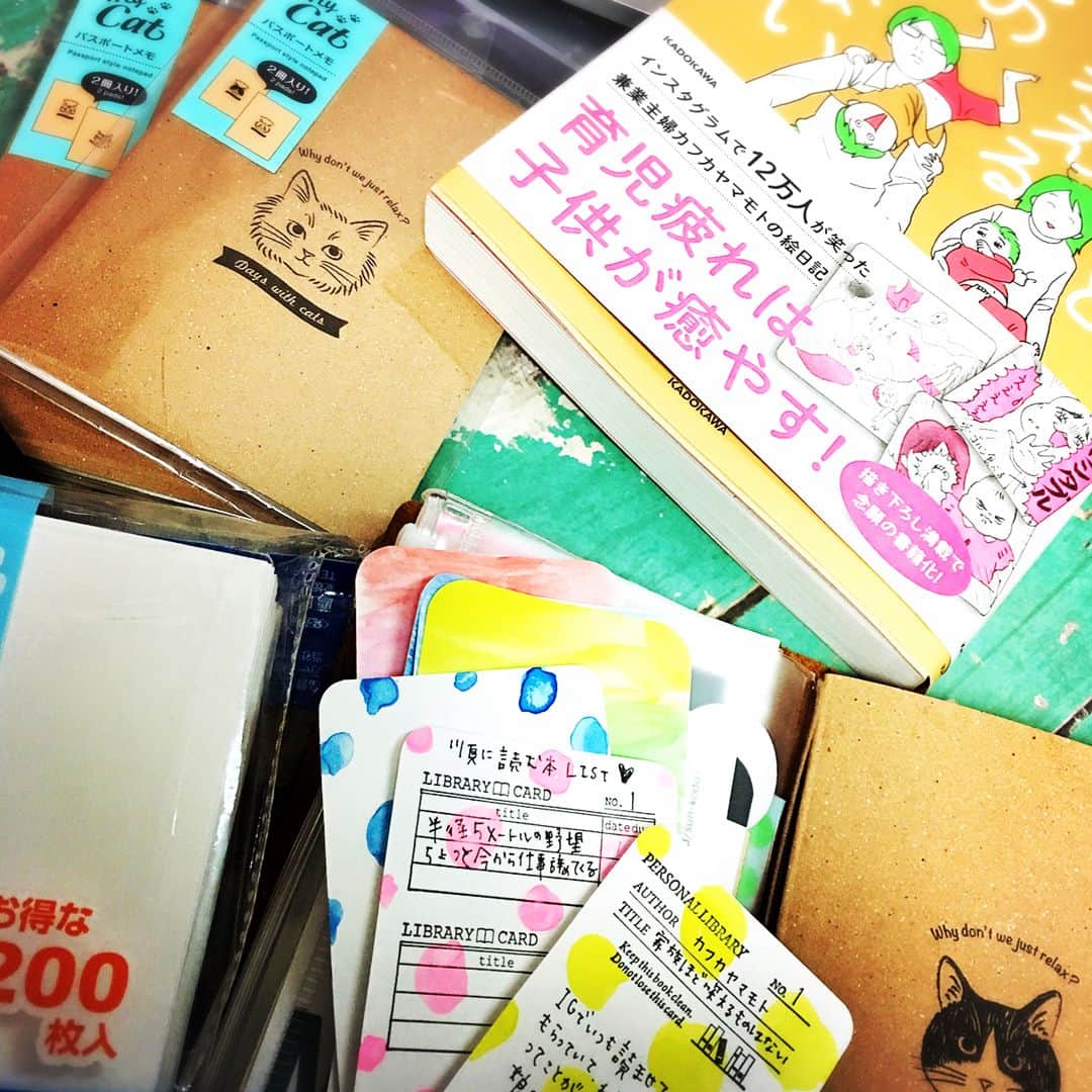 しあわせはんこさんのインスタグラム写真 - (しあわせはんこInstagram)「☆ カフカヤマモトさんの本に癒されております。 #トラベラーズノートパスポートサイズ に#ダイソー のパスポートメモはさんでみました。  100均の情報カードで読書カード作ってみたり、 チマチマしてました。試作中。 ダイソーの固形絵の具で水玉書いたりして 遊んでます。スタンプは新作です。近々また💕」3月27日 12時34分 - siawasehanko