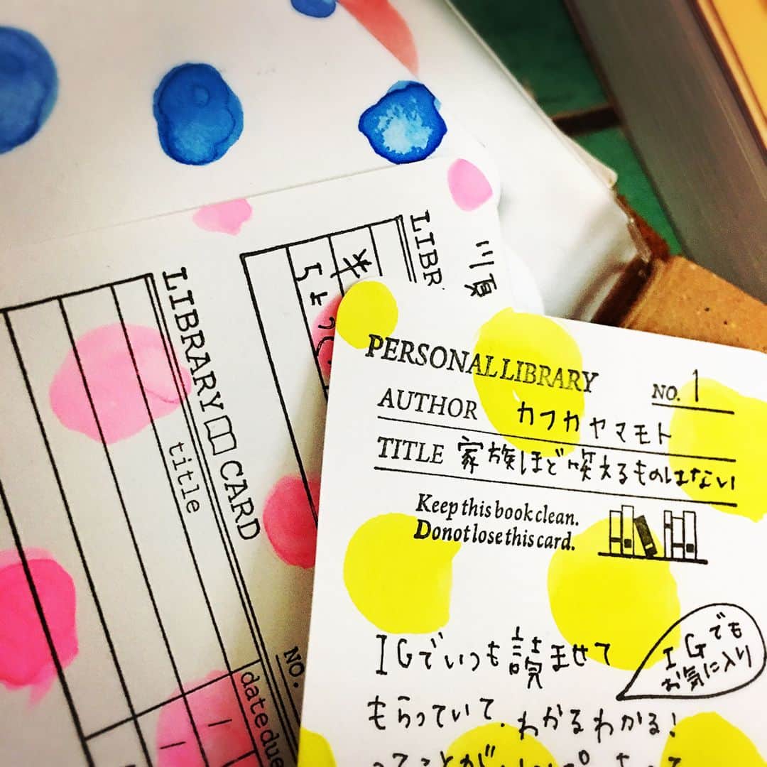しあわせはんこさんのインスタグラム写真 - (しあわせはんこInstagram)「☆ カフカヤマモトさんの本に癒されております。 #トラベラーズノートパスポートサイズ に#ダイソー のパスポートメモはさんでみました。  100均の情報カードで読書カード作ってみたり、 チマチマしてました。試作中。 ダイソーの固形絵の具で水玉書いたりして 遊んでます。スタンプは新作です。近々また💕」3月27日 12時34分 - siawasehanko