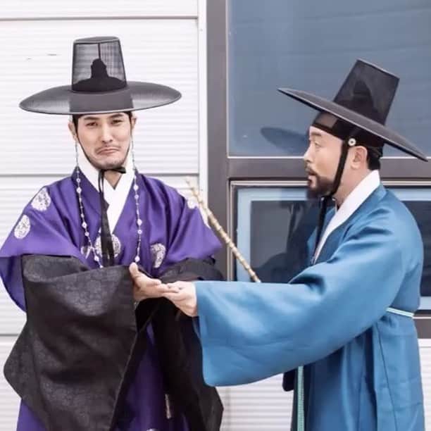 キム・ジソクのインスタグラム：「용개형의 상상도 할수없는 설정에 휘말려버렸다..#역적#용개#연산#회초리」