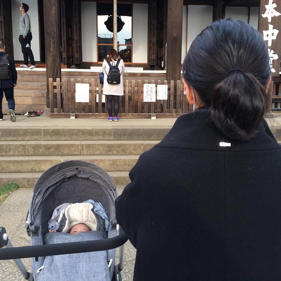 2代目 林家三平のインスタグラム：「先日、初のストローラ、上野の寛永寺にお参りにいきました。 柊乃助にとっても、初の外出。 私とお母さんが出逢った「水戸のご老公」の本家にご挨拶いたしました。 #落語 #笑点 #赤ちゃん #水戸黄門 #林家」