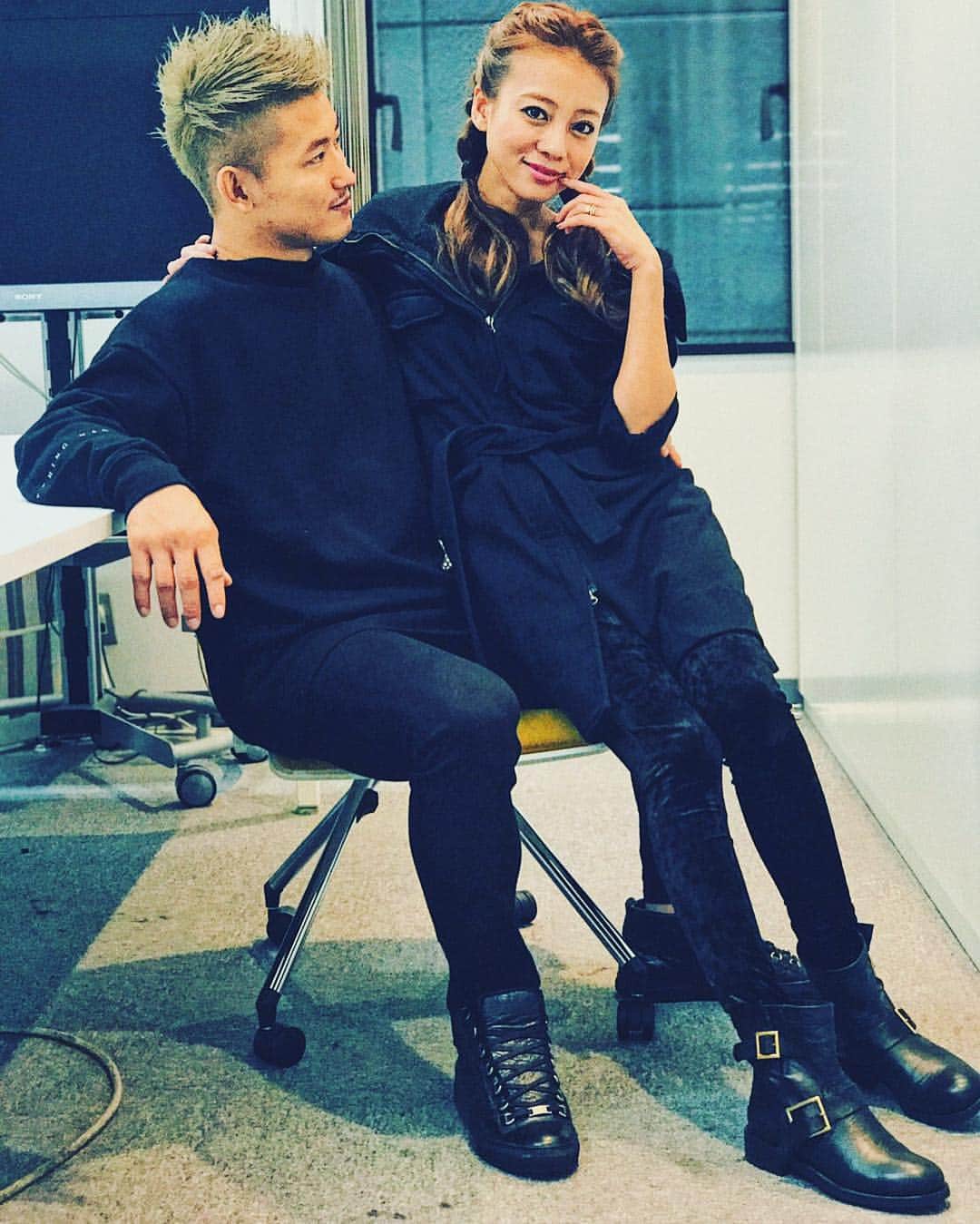 あびる優さんのインスタグラム写真 - (あびる優Instagram)「ブラックコーデでペアルック風👫💕 #couple#black#fashion#shooting#family#家族#夫婦#カップル#ファッション#ブラックコーデ#黒#ペアルック」3月27日 17時52分 - yuabiru74