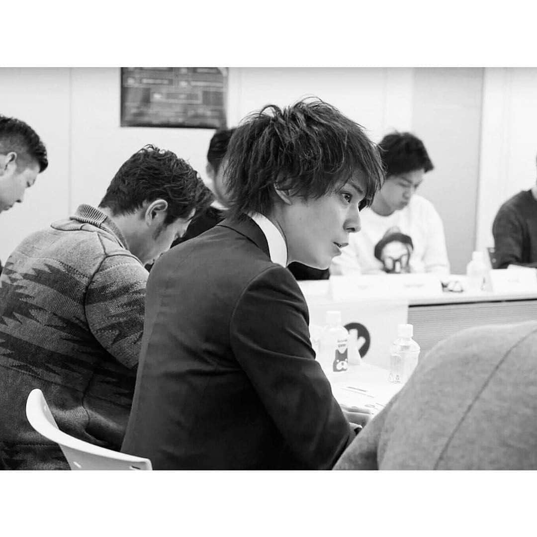松村淳平のインスタグラム：「経営報告会の様子😎 真面目そうに見える。笑  #business #suit #ceo #day」