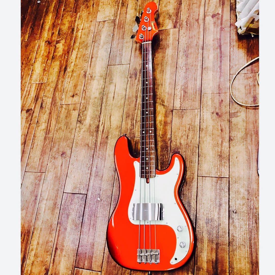 日野賢二さんのインスタグラム写真 - (日野賢二Instagram)「My Atelier Z Brazilian Rosewood fingerboard  P-bass Transformation, Built by My Brother Mas Hino (Nyc)僕の兄貴:日野雅信(マスヒノ)が昔日本にいた頃のアトリエZハカランダ指板のキャンディーアップル🍎のマッチングヘッドのプレシジョンベースです^_^最近ピックガードを黒からミントグリーンにへんしん~しました！#atelierz #bass #bottomrouge #bassporn #bass player #mashino #mashinonyc #jinojam #jinobass #jino #kenjihino #kenjijinohino #precisionbass #pbass #jacaranda #redbass #instabass #mij #candyapple  #日野賢二 #アトリエz  #プレシジョンベース  #プレベ  #ハカランダ  #ハカランダ指板  #マッチングヘッド  #キャンディーアップル」3月28日 0時39分 - jinobass