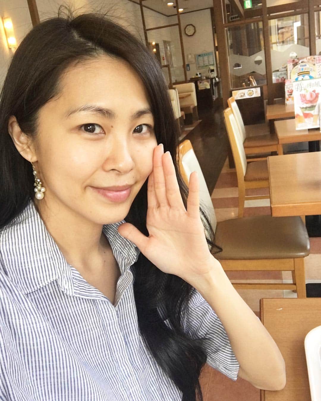 のインスタグラム：「. . はい。すっぴん🙌🙏. . いつも30分前行動なので 集合時間の30分前には現地にいるのだけど 今日は50分前についてしまった😅. . どこかで朝ごはん♪と思っても どこもまだ開いてない！7:30@宮前平 やっと発見したCOCOSで朝食バイキング！笑 . 誰もいなーい！ たまごかけご飯と納豆を Wでガッツリ食べちゃった😅. . あれだけ緊張してたくせに 当日に緊張しないのはなぜ？🤷🏻‍♀️. . . #おはようございます #撮影行ってきます #nomakeup」