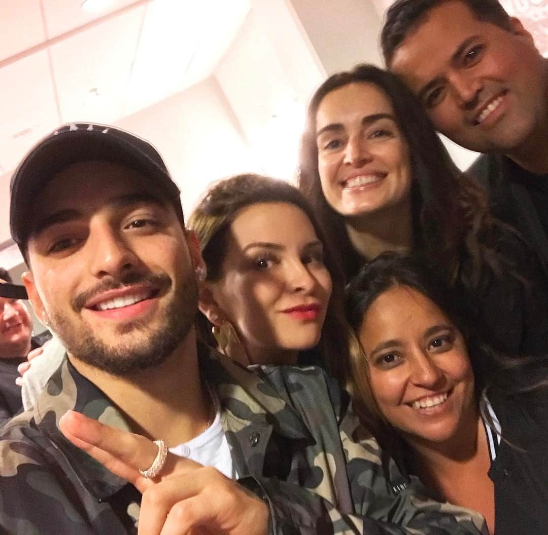 アロンソ・マテオのインスタグラム：「Aqui casual con mis amigos @adelareguera @aldorendon @eshantion para que conocieran a mi novio @maluma 👨🏼‍🎤❤️👩🏼‍🎤 // #LoveAtFirstSight #NoMeOdien #GanoLaMejor #NerviosaEstaba #MalumaMiAmor #MeVio ---- Brought some of my friends to meet my boyfriend and they loved him too 😉」