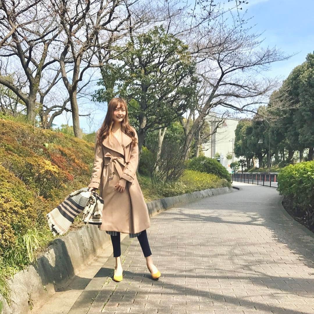 のインスタグラム：「🌼 ・ ・ このトレンチコート3wayで着れるからすごい🤗 最近はこればっか着ちゃう〜\( ˆ ˆ )/ 今日もがんばろうっ✊🏻🌼🌼 #トレンチコート #3way #trenchcoat #春 #springfashion #japanesegirl #REDYAZEL」