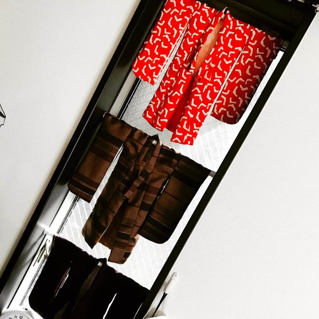 緒月遠麻さんのインスタグラム写真 - (緒月遠麻Instagram)「今更だけど。  この着物カーテン  隙間風がひどい。  #着物  #隙間風」3月28日 12時10分 - toma_ozuki