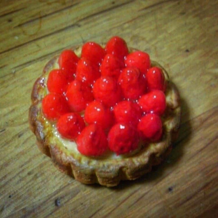 大庭彩歌のインスタグラム：「おーばちゃん粘土^o^part.74 【イチゴタルト🍓】 これは4年前くらいの作品😊 10円玉サイズ♡ 今までの作品も見てね！ #粘土 #樹脂粘土 #nendoroid #手作り #ハンドメイド #handmade #ミニチュア #オリジナル #original #フェイクフード #フェイクスイーツ #fakefood #sweet #かわいい #撮影 #一眼レフ #camera #カメラ #tamron #followme #女子 #japan #clay #cake #cakes #タルト #いちごタルト」