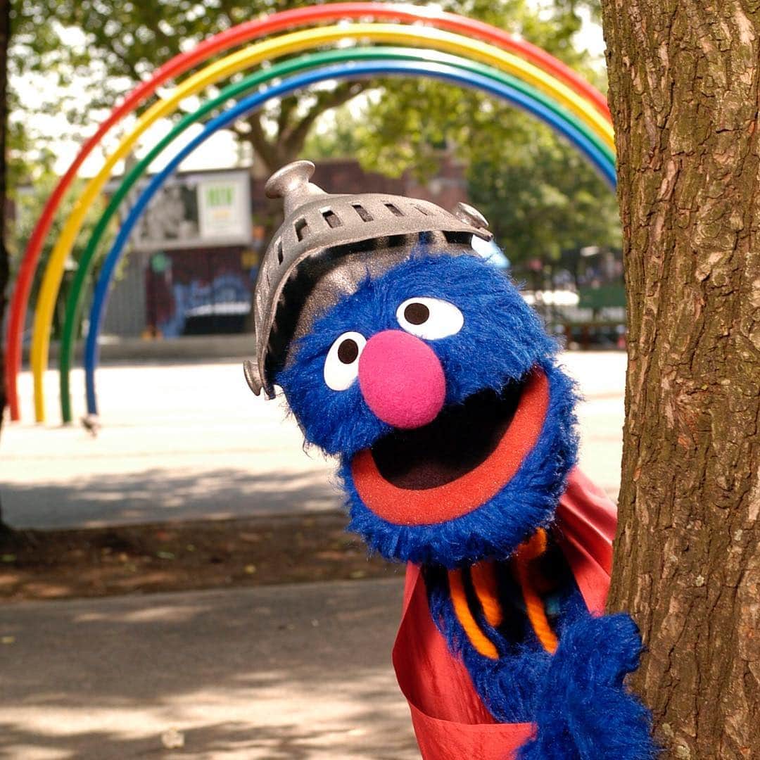 セサミストリートさんのインスタグラム写真 - (セサミストリートInstagram)「Super Grover is dropping in to brighten your day! Happy Tuesday! 🌈」3月28日 23時45分 - sesamestreet