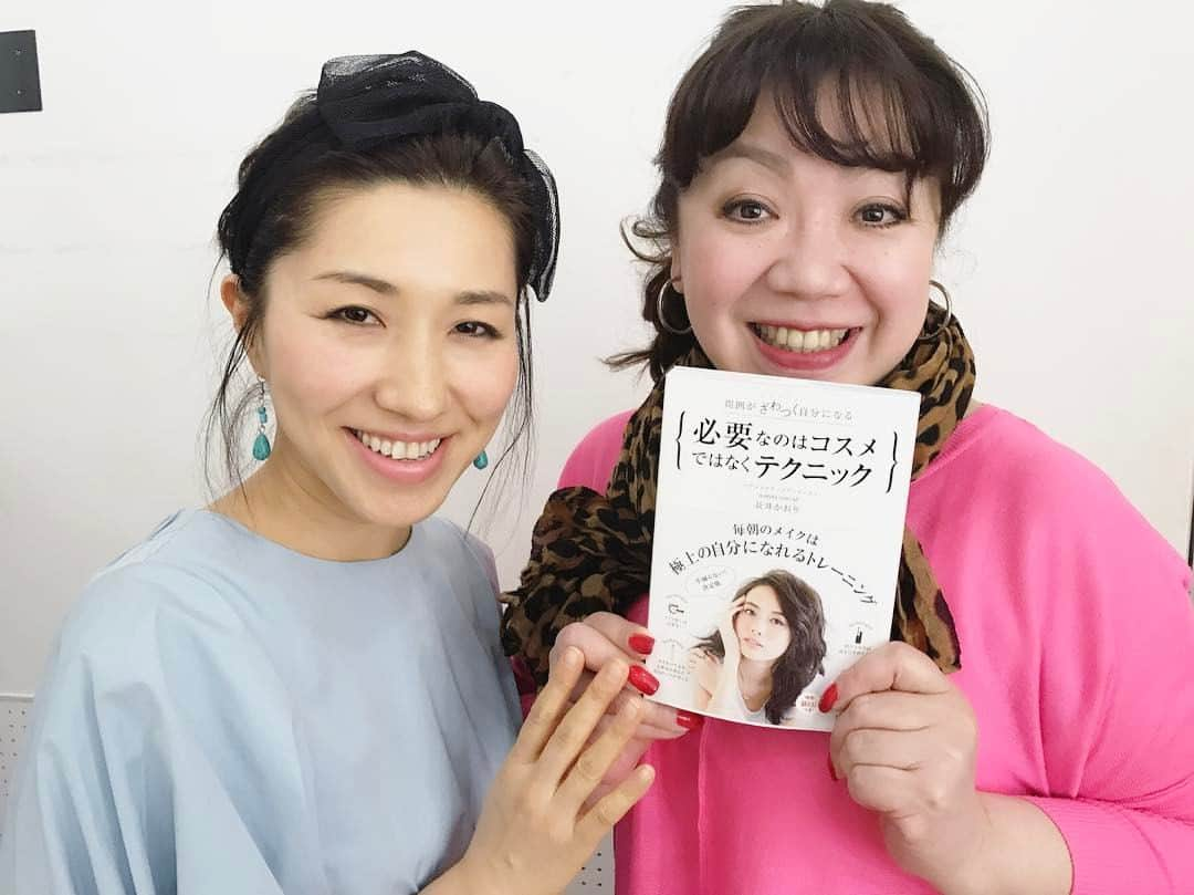 長井かおりさんのインスタグラム写真 - (長井かおりInstagram)「今日のVOCEの撮影で、美容家の野毛まゆりさんと☺️本をご購入されて、ご持参くださいました！光栄です😭野毛さんも私と同じ化粧品メーカーBA出身で、お考えにとても共感する部分が多く、思わず話し込んでしまいました✨素晴らしい先輩にお会いできて、嬉しい日となりました✨益々がんばらねば😆 #野毛まゆり #美容家 #ビューティー撮影 #voce #ボーチェ」3月29日 0時19分 - kaorimake