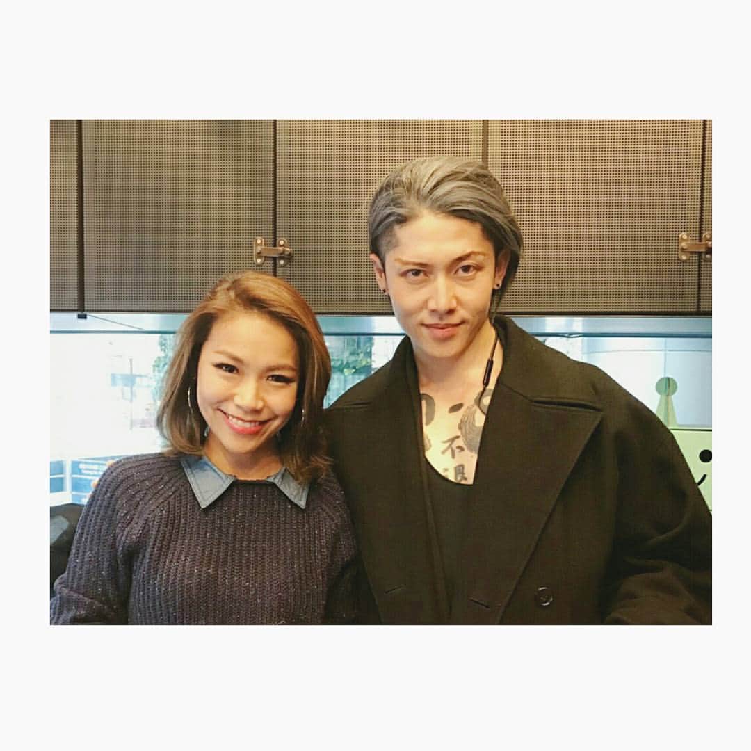 のインスタグラム：「Great seeing you ALWAYS @miyavi_ishihara :) Check his new movie "King Kong"  and he is about to start his world tour and 15th anniversary tour in Japan in May. Seriously, there is nothing like his live🎶, if you haven't experienced it, you are missing out🔥🔥🔥 ファイナルウィーク2日目のゲストは、MIYAVI!! 進化し続ける、世界をロックし続けるその姿勢、本当にリスペクト!  大好きなお友達の旦那さんでもあり、アーティストMiyaviの時も、パパな顔も知ってるけど、とにかく努力家でストイックで感謝の気持ちを常に忘れないサムライギタリスト・・✨ 更なる活躍が楽しみ!  ALL TIME BEST ALBUM is out April 5th🎸🎸🎸 #jwave #acousticcounty #miyavi  #akosakakura #kingkong #actor #guitarist #rock #music #firebird」