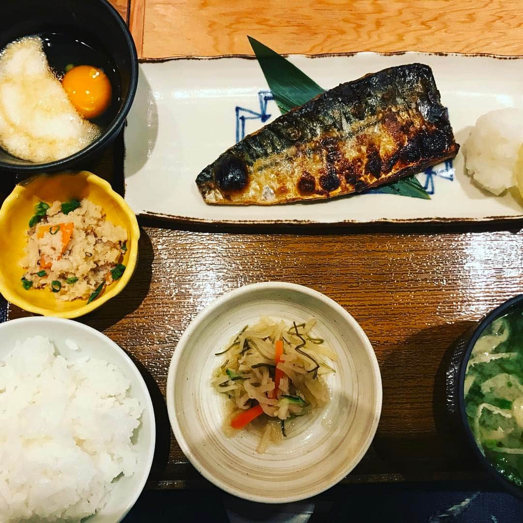 森 拓郎さんのインスタグラム写真 - (森 拓郎Instagram)「【食事は主食と主菜が決まれば90%OK】 栄養バランスなんて、PFCバランス、つまり三大栄養素をまず考えればいいんです。 、 主食は馴染み深いお米で考えればシンプル。 、 お茶碗一杯150gは250kcal程度。 糖質55g、タンパク質4g程度。 脂質は1g以下なので無視してもよいです。 、 主菜はここはサバ塩にしてみましょう。 一切れ 200kcal程度。 タンパク質20g、脂質11g、糖質はこれもほぼ0だと考えていいと思います。 、 たったこれだけでPFCバランスの大本ができます。 糖質、タンパク質は1gあたり4kcal 脂質は1gあたり9kcaですから 、 Protein 24g×4＝96kcal Fat 11g×9＝99kcal Carbo 55g×4＝220kcal total 415kcal 、 P:F:C＝23:24:53 というバランスですよね。 僕はここに卵（タンパク質と脂質が少量） トロロ（糖質中心） ご飯お替わり（糖質中心） でさらに栄養強化していますが、運動する人なら、これくらい糖質はプラスで増やしたいものです（もちろんこれは僕が男性だというのもあります） 、 おかずは？というところですが、卯の花と切り干し大根とみそ汁は、そんなにカロリーを気にするところではないですがせいぜい全部で150kcalくらいです。 脂質が凄く多いとか、何が凄い多いわけではないです。 、 僕は1食で700kcal以上を摂取しますが、ここに間食でプロテインも入れますし、干し芋などでさらに糖質を摂ります。 、 女性で運動するなら、もう少し全体的にカロリー量は下がると思いますが、基本的にバランスはこんな感じです。 、 運動しないなら？ ここに余りそうな糖質を上手く削ったりしたほうがいいし、それでお腹が空きそうなら、上手く脂質やタンパク質を足したりするっていう工夫が必要ってことです。 、 それは食事10割シリーズに書いていますよね。 、 運動といっても、どれくらいの強度かにもよりますが、正直その人の体力や運動レベルがわからないとアドバイスしかねるというのが実際のところです。」3月28日 15時40分 - mori_taku6