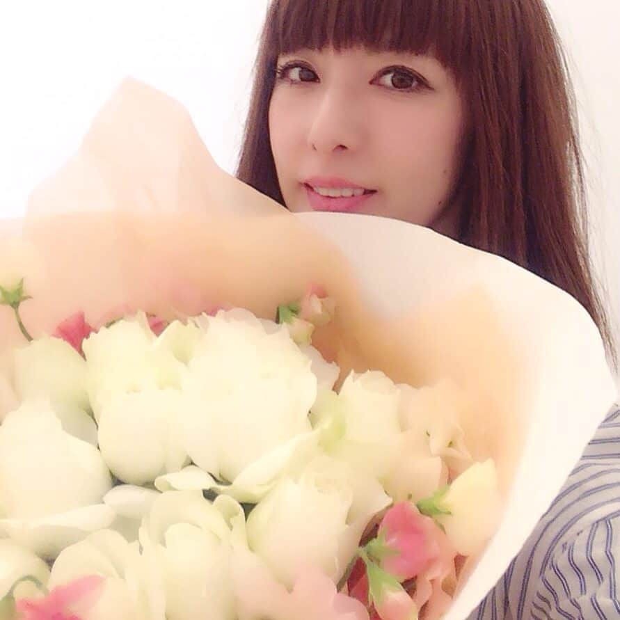 鳥居千春のインスタグラム：「こんな大きな花束💐は初めて💕  本当嬉しかった😭 #花束#flower#rose#バラ#スイトピー#flowerstagram#instaflower#instapic」