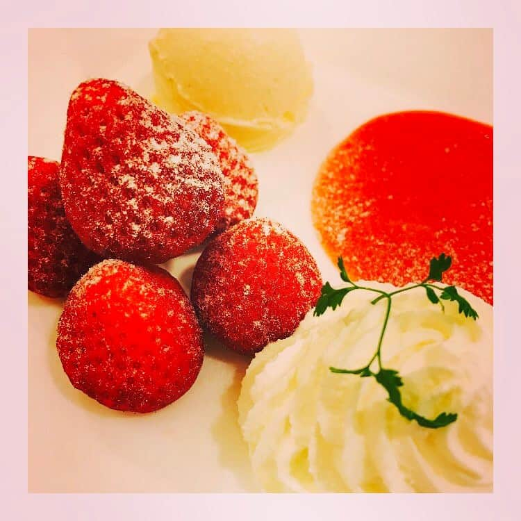 佐野ひなこさんのインスタグラム写真 - (佐野ひなこInstagram)「1人銀座ランチ いちごがかわいい♡」3月28日 18時08分 - hinako_sano