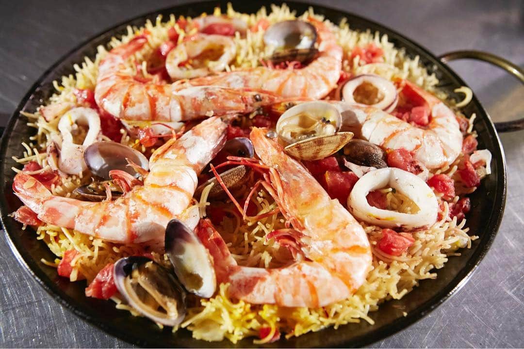 高橋一生のインスタグラム：「スペイン料理のフィデウアです！ パスタで作ったパエリアって珍しいですね。 #高橋一生 #旅する氷結 #世界の地元メシ #フィデウア」