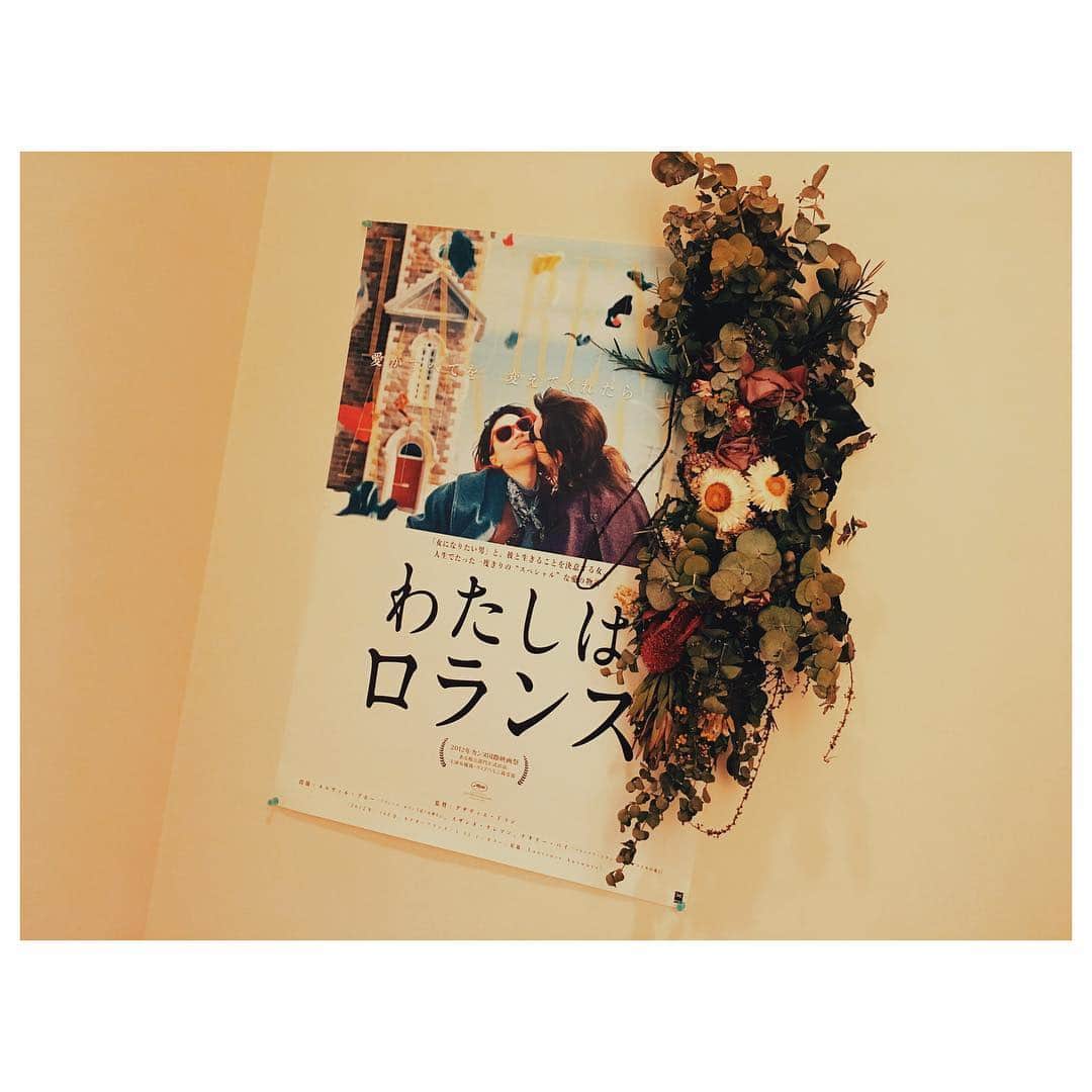 大島優子さんのインスタグラム写真 - (大島優子Instagram)「私の大好きな映画のポスターに 花かざりを。。。 VOCEさんからの贈り物💐  #わたしはロランス #voce #dryflower」3月28日 19時45分 - yuk00shima