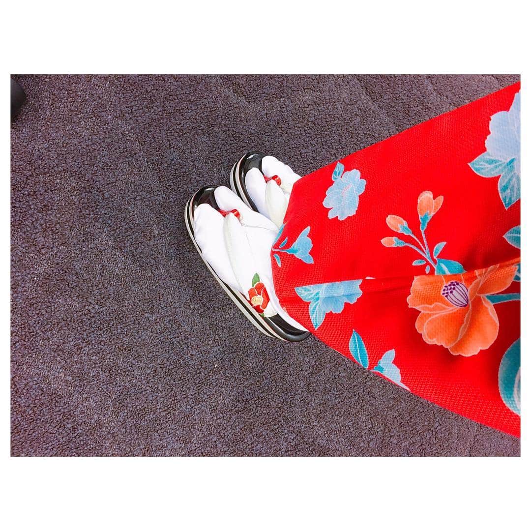 二村春香さんのインスタグラム写真 - (二村春香Instagram)「. . . 草履も可愛い❤️ #着物 #草履 #赤い着物」3月28日 20時57分 - haruka_futamura