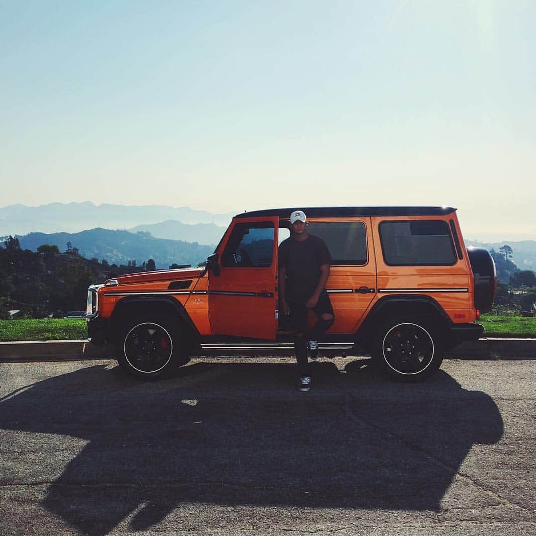 メルセデス・ベンツさんのインスタグラム写真 - (メルセデス・ベンツInstagram)「Relax. ⭐️ Photo shot by @yacbalit. ____________________ Mercedes-AMG G 63 -  Fuel consumption 13.8 l/100 km | CO2 emission combined 322 g/km . #MercedesBenz #MercedesAMG #AMG🔥 #mbfanphoto #GClass #GWagon #springishere #springtime🌸 #automotivedesign #soloparking #mbcar」3月28日 22時07分 - mercedesbenz
