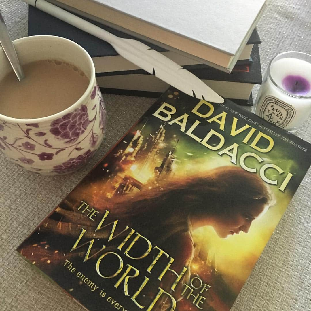 マッケンジー・フォイさんのインスタグラム写真 - (マッケンジー・フォイInstagram)「Books and English tea!  I'm currently reading "the Width of the World"  by  @davidbaldacciauthor  It's really good and I can't wait to see how it ends! #books #VegaJane #book3」3月29日 7時47分 - mackenziefoy