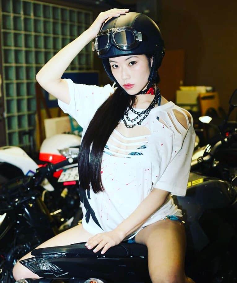 Lawrenceのインスタグラム：「#ヘルメット女子 #グラビア #小田飛鳥 #白いtシャツと黒いバイク」