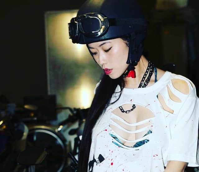 Lawrenceのインスタグラム：「モーターサイクルと美女。 #小田飛鳥 #ヘルメット女子 #グラビア」