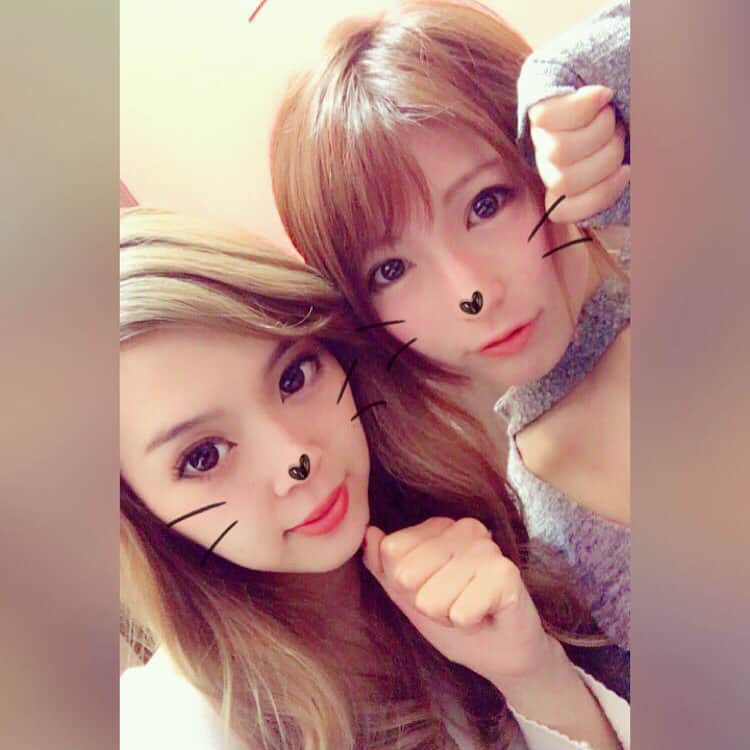 星野ナミのインスタグラム：「あいかちゃんと🐱💕カラオケ楽しかったな♪ リップグロスもありがとう💄❤️ #makeupforever」