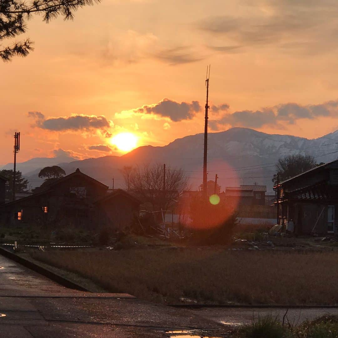 石田靖さんのインスタグラム写真 - (石田靖Instagram)「NHK-BS『釣りびと万歳』ロケで富山県へ❗️ この時期富山といえばホタルイカ 海岸に上がってくるホタルイカの疑似餌（ルアー）でクロダイ（チヌ）狙い‼️ 夜釣りでございます🙏🙏🙏 お天道様、釣れますように〜 #nhkbs  #nhkbsプレミアム  #nhkbspremium  #釣りびと万歳 #釣り #富山県 #富山湾 #ホタルイカ #ルアー #疑似餌 #ホタルイカルアー #ホタルイカパターン #クロダイ #チヌ #チヌ釣り #蛍烏賊 #石田靖」3月29日 12時39分 - yasulog