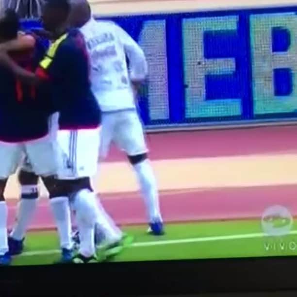クリスティアン・サパタのインスタグラム：「La alegría no puede faltar😁😆que tal el  baile de mi ñia😆😂🔝@pabloestifer」