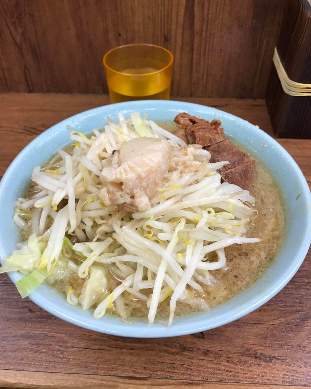 友野一希さんのインスタグラム写真 - (友野一希Instagram)「念願の #ラーメン二郎 #店員さんの #威圧感 #やばい #次からは #注文 #練習して行こう。」3月29日 13時26分 - k0515ki