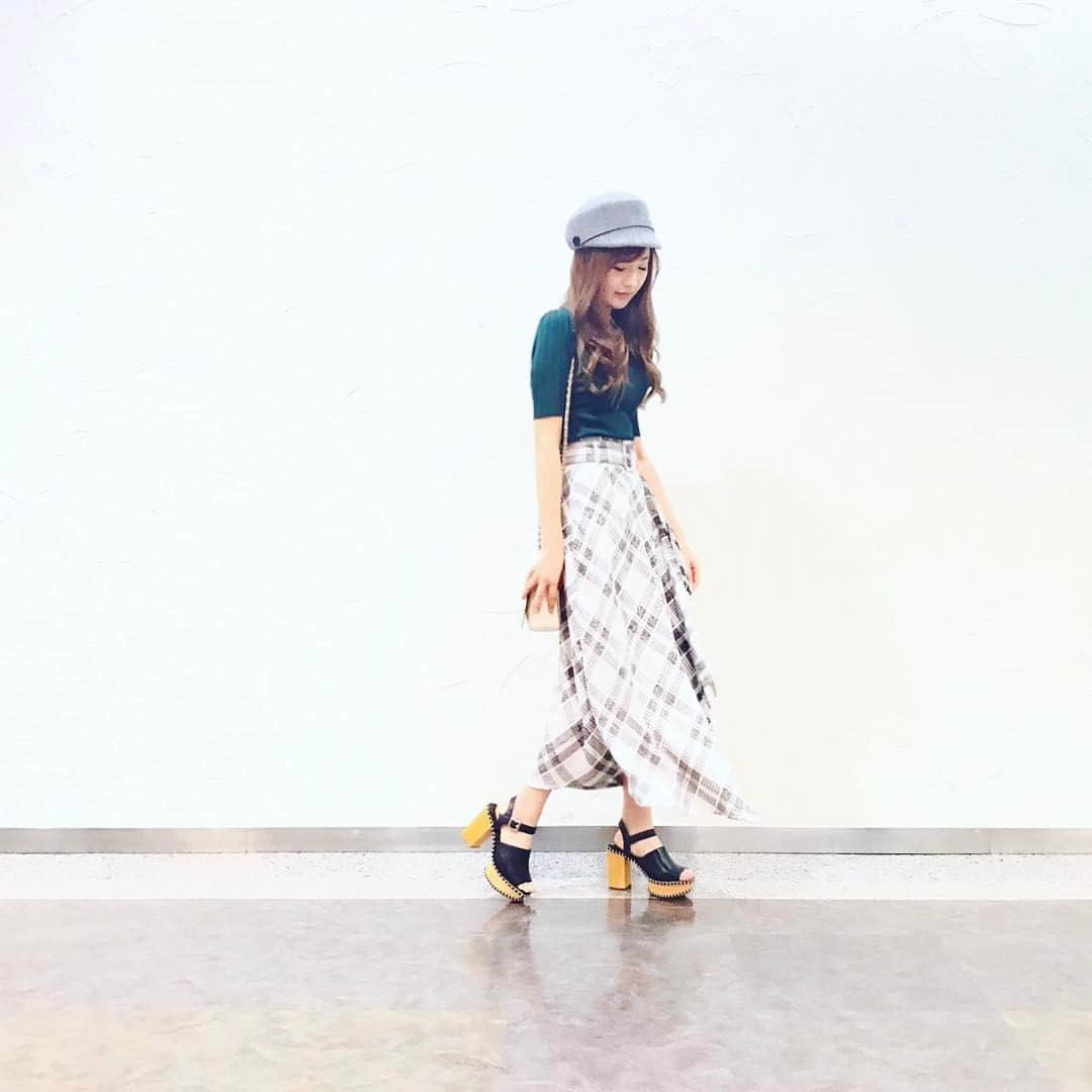 のインスタグラム：「🍀 ・ ・ やっと春らしくなってきて嬉しい☺️🌿🌼 ・ #tops .. #REDYAZEL #skirt .. #AndCouture #shoes .. #moussy #fashion #springfashion #spring #japanesegirl #girl #me」