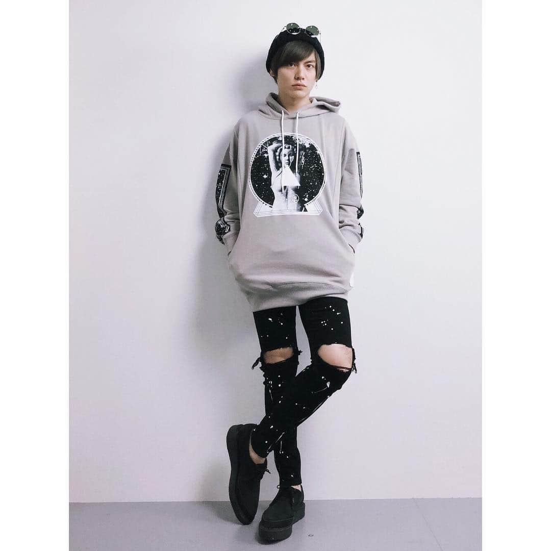 澤村量山のインスタグラム：「パーカーだけでそろそろいける季節なんじゃないか？  #wear #ootd #fashion #mensfashion #メンズファッション #zozotown  #actor #俳優 #読モ #サロンモデル #サロモ #AKROS #AKROS専属モデル #インスタグラマー #japanesemodel #l4l #like4like #shooting #instagood #instalike #followme #follow4like」