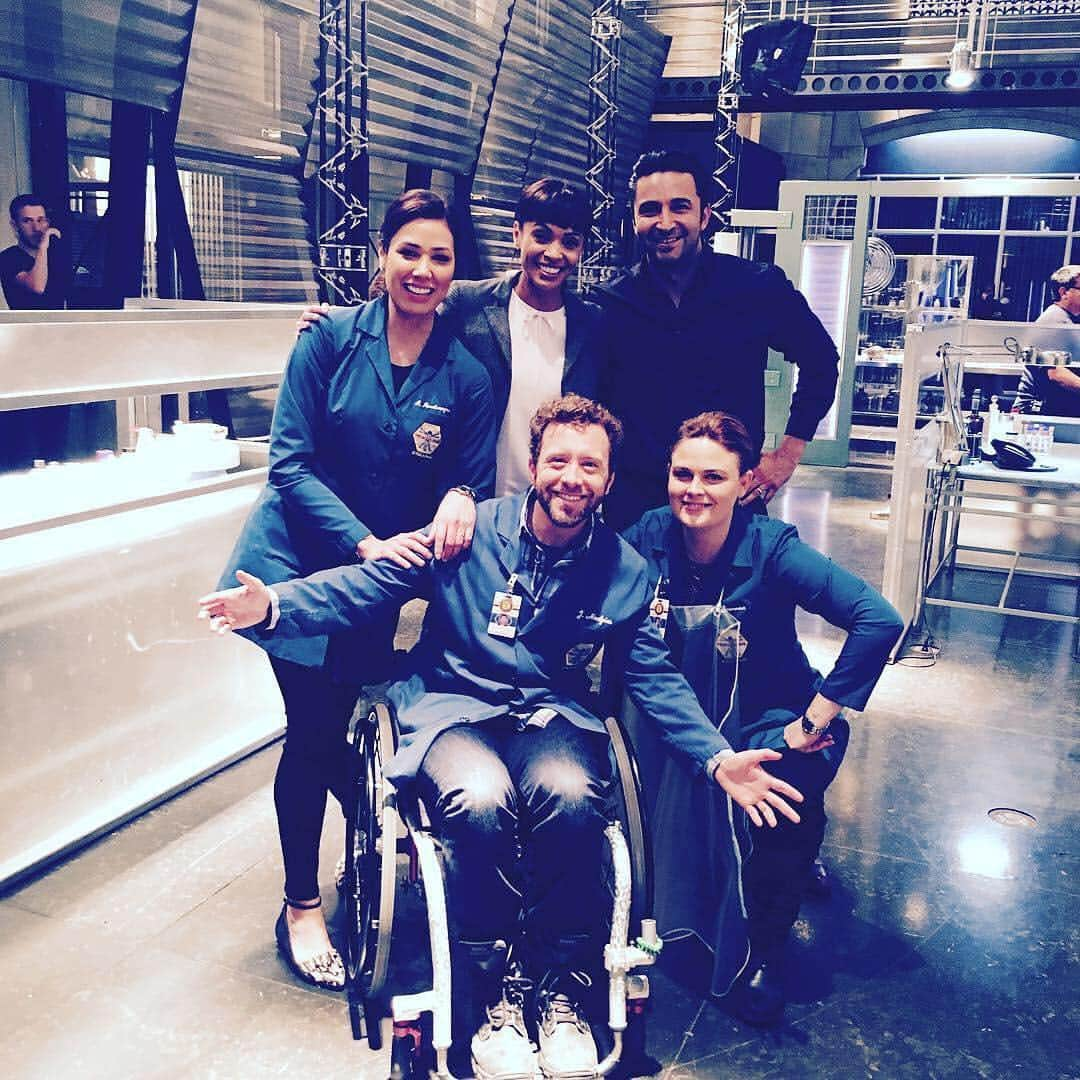 Bonesさんのインスタグラム写真 - (BonesInstagram)「They're all kings of the lab! 👑 #Bones 📷: @tjthynegram」3月30日 3時57分 - officialbones