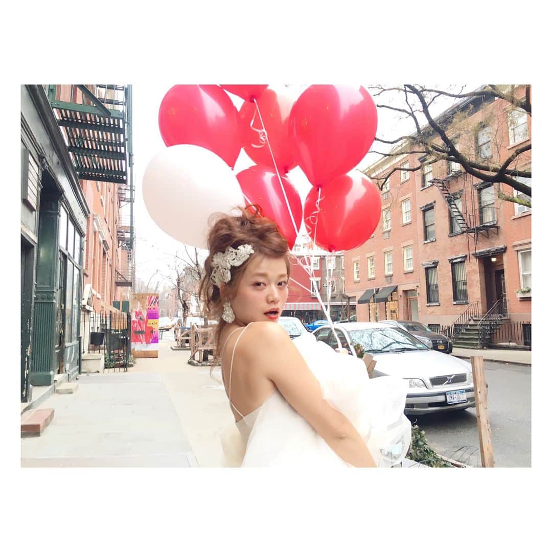 高山直子さんのインスタグラム写真 - (高山直子Instagram)「🎈🎈🎈😆😆😆 ヘアもスタイリングもたくさんチェンジしたのでまだまだあるよ👯メイクは自分で💄 ヘアは丸さん @kyokonakamaruに全部お任せ✂︎✨ オフショットも😀🎈道を歩く時はドレスの裾を常にたくし上げてました← #weddingphoto#nyc#🎈 #前撮り#ウエディング#👰 #チュールドレス」3月29日 20時46分 - nao_70koro