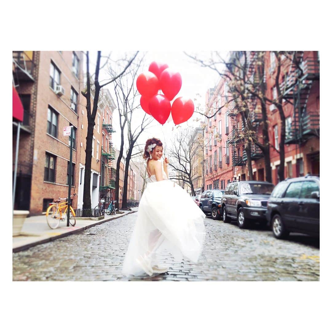 高山直子さんのインスタグラム写真 - (高山直子Instagram)「🎈🎈🎈😆😆😆 ヘアもスタイリングもたくさんチェンジしたのでまだまだあるよ👯メイクは自分で💄 ヘアは丸さん @kyokonakamaruに全部お任せ✂︎✨ オフショットも😀🎈道を歩く時はドレスの裾を常にたくし上げてました← #weddingphoto#nyc#🎈 #前撮り#ウエディング#👰 #チュールドレス」3月29日 20時46分 - nao_70koro