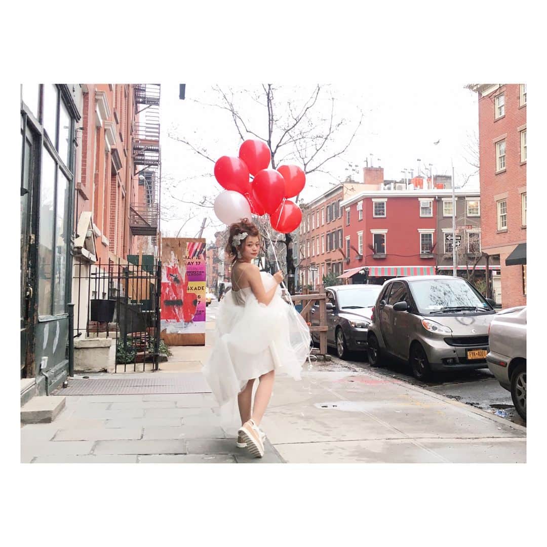 高山直子さんのインスタグラム写真 - (高山直子Instagram)「🎈🎈🎈😆😆😆 ヘアもスタイリングもたくさんチェンジしたのでまだまだあるよ👯メイクは自分で💄 ヘアは丸さん @kyokonakamaruに全部お任せ✂︎✨ オフショットも😀🎈道を歩く時はドレスの裾を常にたくし上げてました← #weddingphoto#nyc#🎈 #前撮り#ウエディング#👰 #チュールドレス」3月29日 20時46分 - nao_70koro