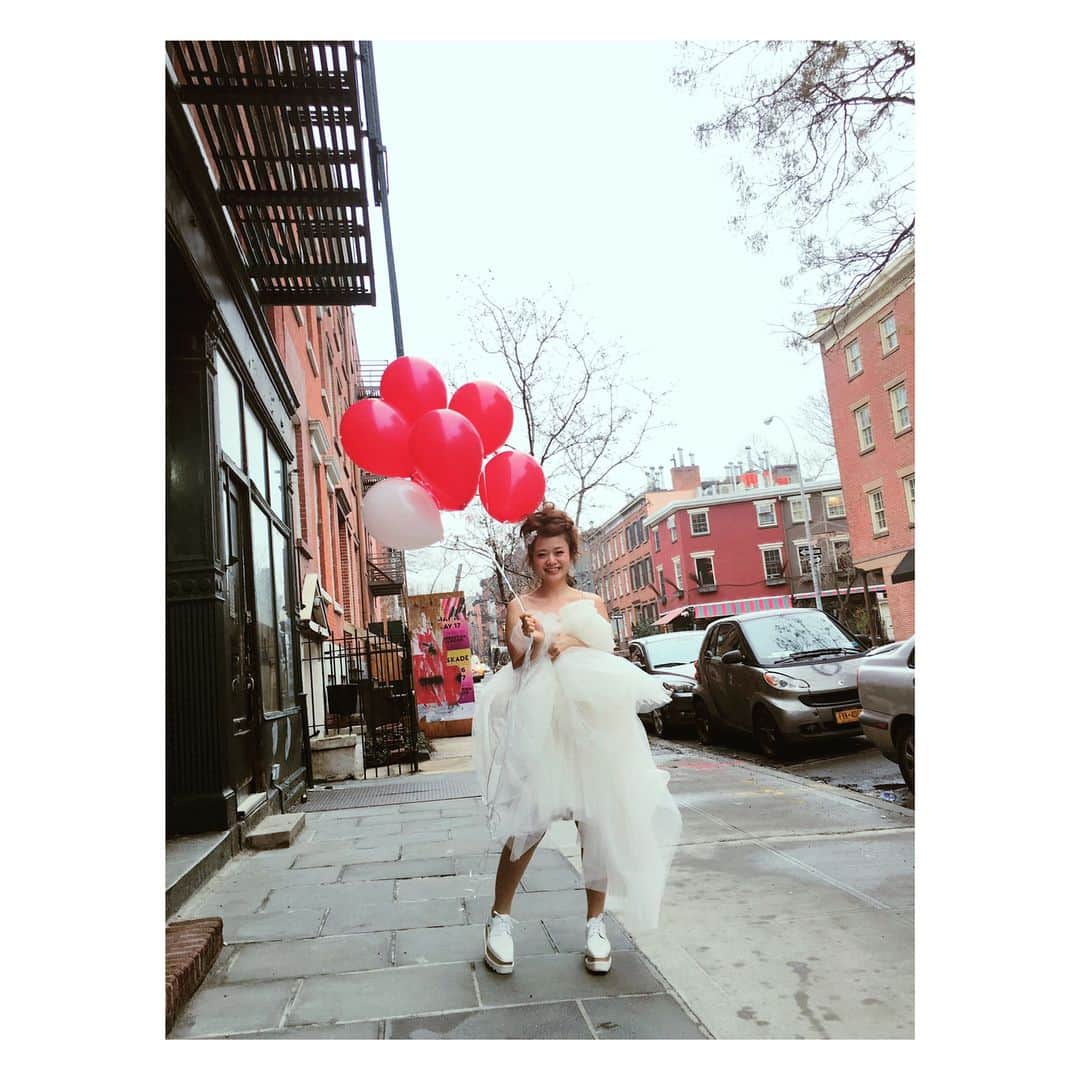 高山直子さんのインスタグラム写真 - (高山直子Instagram)「🎈🎈🎈😆😆😆 ヘアもスタイリングもたくさんチェンジしたのでまだまだあるよ👯メイクは自分で💄 ヘアは丸さん @kyokonakamaruに全部お任せ✂︎✨ オフショットも😀🎈道を歩く時はドレスの裾を常にたくし上げてました← #weddingphoto#nyc#🎈 #前撮り#ウエディング#👰 #チュールドレス」3月29日 20時46分 - nao_70koro