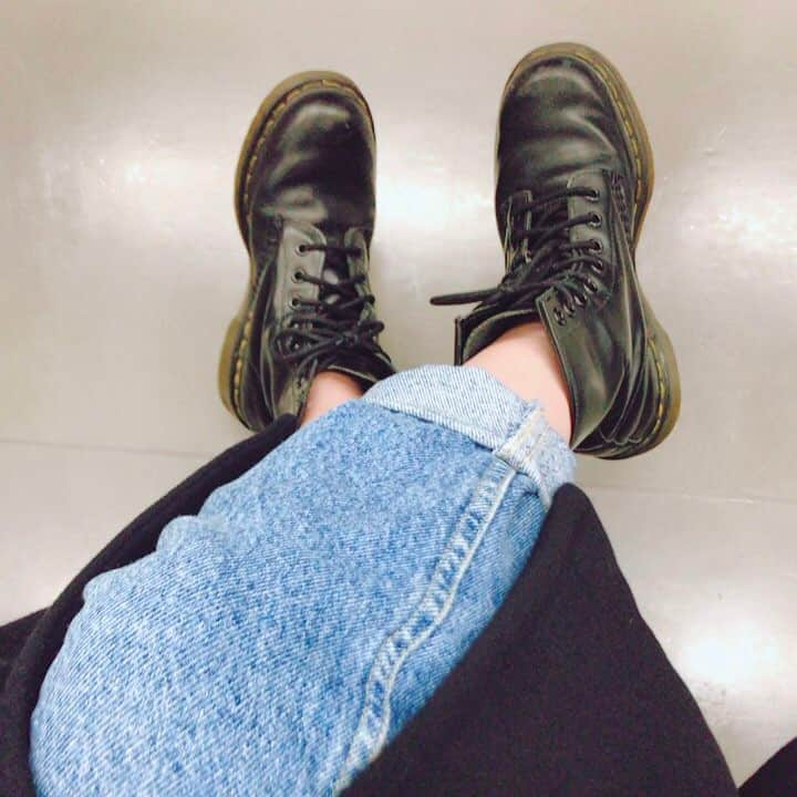 トミタ栞さんのインスタグラム写真 - (トミタ栞Instagram)「#今日の足元 #マーチン #drmartens #初めて買ったマーチン #6年前とかかなー #高校生の時 #え #高校ってもうそんな前に卒業したのかわたし #ははっ #デニム #原宿シカゴ #古着デニム #足クロス #ちなみに電車」3月29日 21時35分 - tomita_shiori