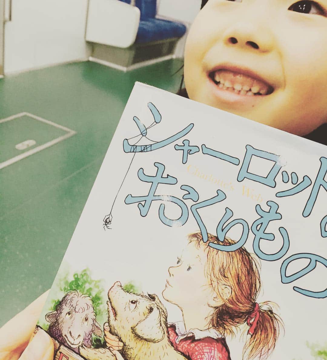 五月女ケイ子のインスタグラム：「「金曜日くらい褒められたい」で宮沢氷魚さんオススメの「シャーロットの贈り物」を読み終わりました。 泣いたねえ〜。はると二人で泣いた。 クリスマスに食べられるかもしれない豚さんの話と思いきや、別の終わりが待っていて。生き物はいつか死ぬけど、命はつながっていく。私にとっては、それははるであって。 ６歳はどうかんじたろう」