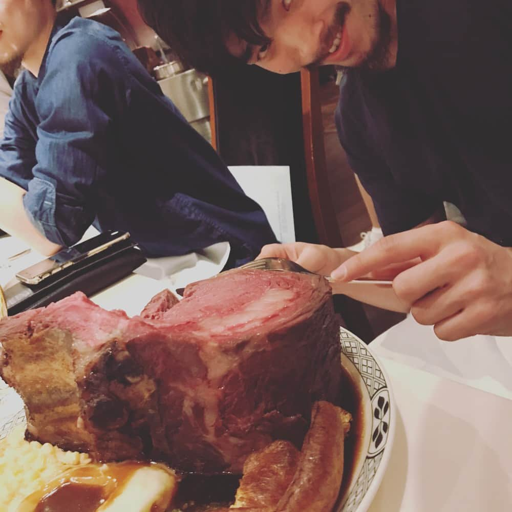 竹野明倫さんのインスタグラム写真 - (竹野明倫Instagram)「久しぶりにこんな美味しい、肉肉しくて肉汁たっぷりで肉の味満載でどっからどうみても肉で噛んでも噛んでもお肉でもういわゆるザお肉って感じの肉を食べた！！これで、おれの筋肉もこのお肉みたいに美味くなったな。。。」3月29日 22時36分 - at_no8