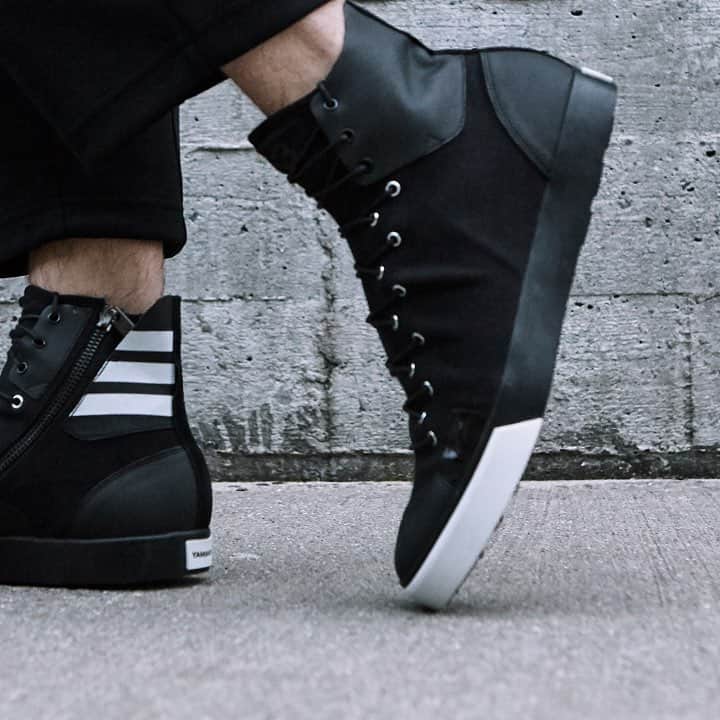 ワイスリーのインスタグラム：「A sleek silhouette and monochrome colouring combine to create the Y-3 Sen High. #adidas #Y3」