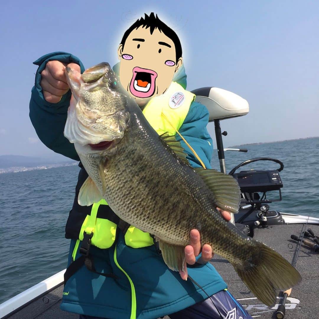 関本賢太郎さんのインスタグラム写真 - (関本賢太郎Instagram)「息子よ‼️ その類稀なる釣りセンス✨ 父をとっくに越えたみたい😱  どーしても真似出来ない。 そのやる気ない釣法😵  釣りして。おやつ食べて。 ゲームして。昼寝して…  自由な性格✨  毎回一番デカイの釣ってるし💦  でもこの笑顔を届けてくれたバス釣りに感謝🙏  #琵琶湖 #バス釣り」3月30日 0時29分 - sekimoto_kentaro