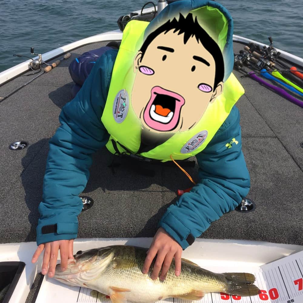 関本賢太郎さんのインスタグラム写真 - (関本賢太郎Instagram)「息子よ‼️ その類稀なる釣りセンス✨ 父をとっくに越えたみたい😱  どーしても真似出来ない。 そのやる気ない釣法😵  釣りして。おやつ食べて。 ゲームして。昼寝して…  自由な性格✨  毎回一番デカイの釣ってるし💦  でもこの笑顔を届けてくれたバス釣りに感謝🙏  #琵琶湖 #バス釣り」3月30日 0時29分 - sekimoto_kentaro